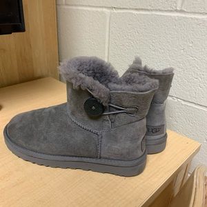 Gray low top uggs